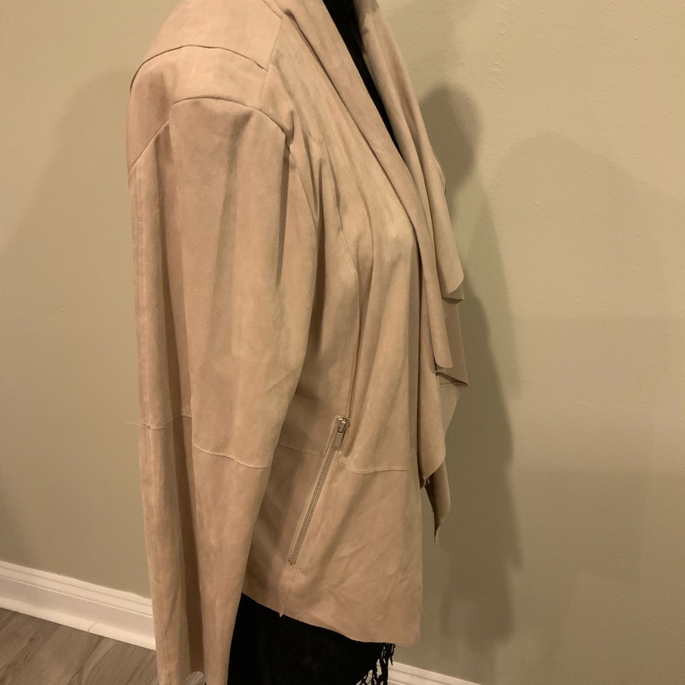 Beautiful jacket - Picture 2 of 8